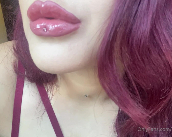 GODDESS TAYLOR aka Taylorhearts_xx OnlyFans - Lips that ruin you