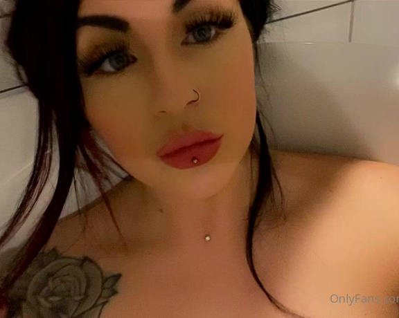 GODDESS TAYLOR aka Taylorhearts_xx OnlyFans - Bath time servant