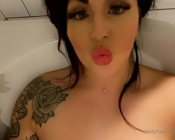 GODDESS TAYLOR aka Taylorhearts_xx OnlyFans - Bath time servant