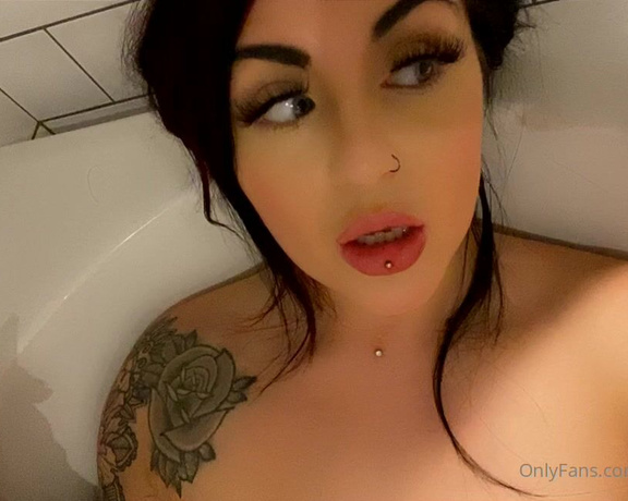 GODDESS TAYLOR aka Taylorhearts_xx OnlyFans - Bath time servant