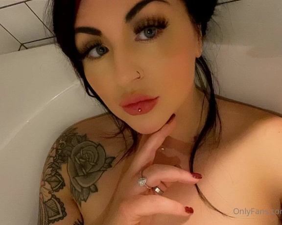 GODDESS TAYLOR aka Taylorhearts_xx OnlyFans - Bath time servant