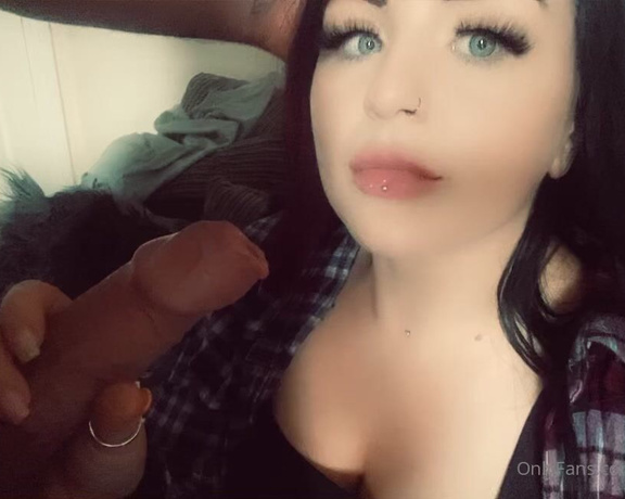 GODDESS TAYLOR aka Taylorhearts_xx OnlyFans - Real men get their cock sucked