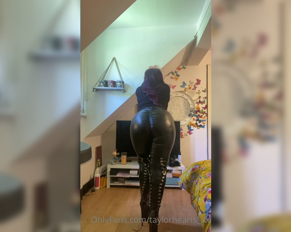 GODDESS TAYLOR aka Taylorhearts_xx OnlyFans - Worship my leather trousers