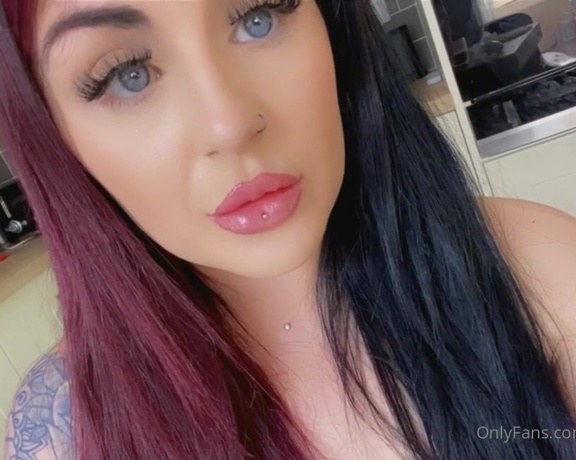 GODDESS TAYLOR aka Taylorhearts_xx OnlyFans - Back again stroking behind wifes back