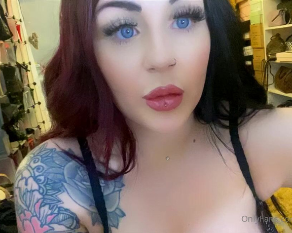 GODDESS TAYLOR aka Taylorhearts_xx OnlyFans - Laughing at you scraping together the bill money whilst pumping your cash to me 4 videos 4