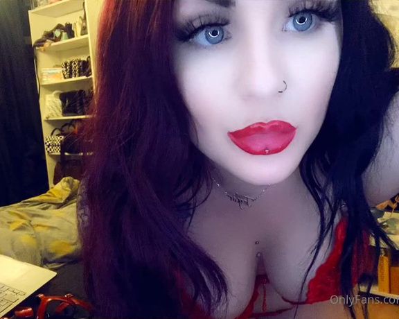 GODDESS TAYLOR aka Taylorhearts_xx OnlyFans - Weak for mh big red lips