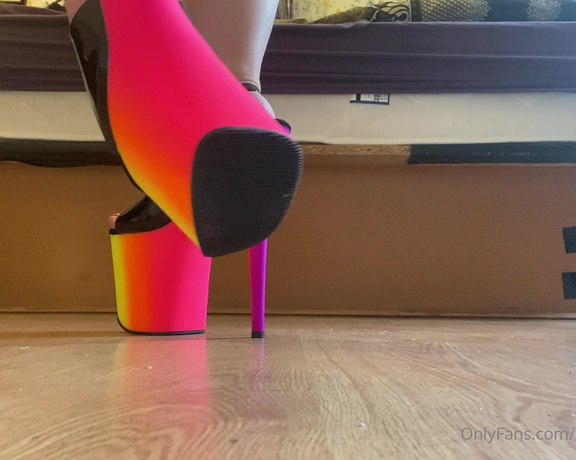 GODDESS TAYLOR aka Taylorhearts_xx OnlyFans - Look at these perfect heels