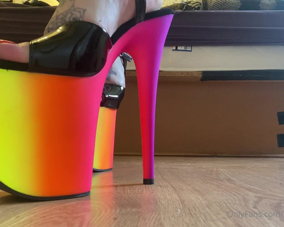 GODDESS TAYLOR aka Taylorhearts_xx OnlyFans - Look at these perfect heels