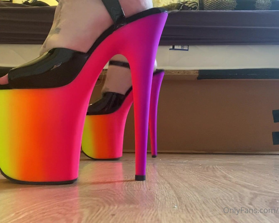 GODDESS TAYLOR aka Taylorhearts_xx OnlyFans - Look at these perfect heels