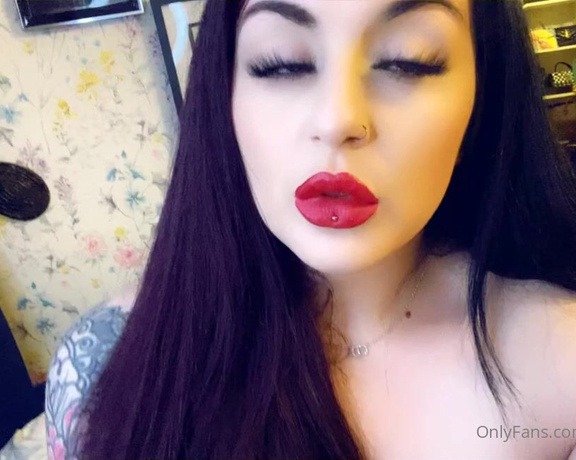 GODDESS TAYLOR aka Taylorhearts_xx OnlyFans - Who wants to lie down in my smother box