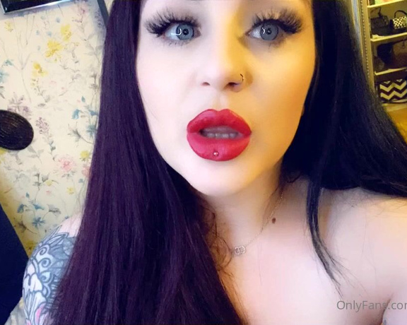 GODDESS TAYLOR aka Taylorhearts_xx OnlyFans - Who wants to lie down in my smother box