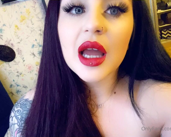 GODDESS TAYLOR aka Taylorhearts_xx OnlyFans - Who wants to lie down in my smother box