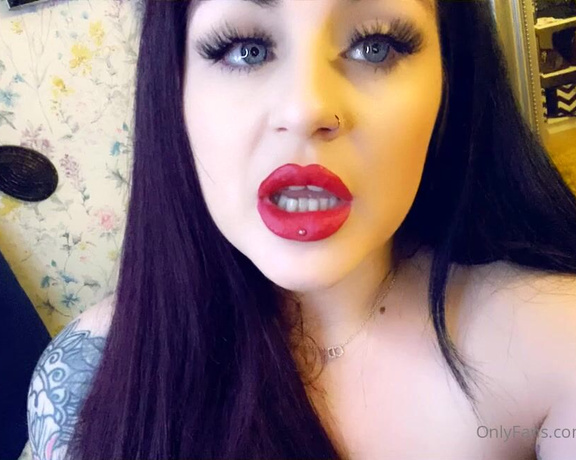 GODDESS TAYLOR aka Taylorhearts_xx OnlyFans - Who wants to lie down in my smother box