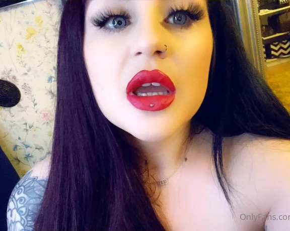 GODDESS TAYLOR aka Taylorhearts_xx OnlyFans - Who wants to lie down in my smother box