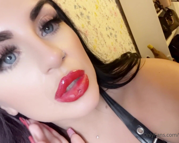 GODDESS TAYLOR aka Taylorhearts_xx OnlyFans - Lips and nails trigger