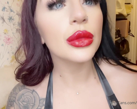 GODDESS TAYLOR aka Taylorhearts_xx OnlyFans - Lips and nails trigger