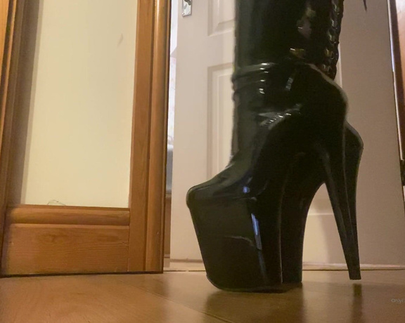 GODDESS TAYLOR aka Taylorhearts_xx OnlyFans - Worship these heeled boots