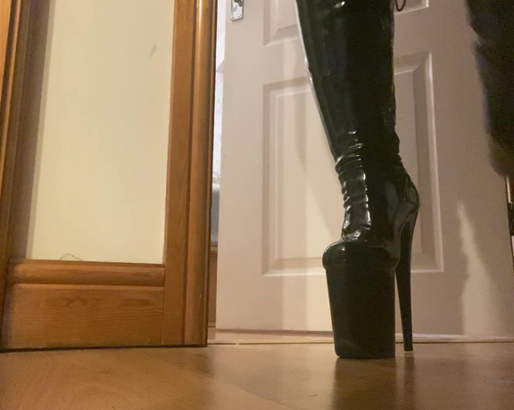 GODDESS TAYLOR aka Taylorhearts_xx OnlyFans - Worship these heeled boots