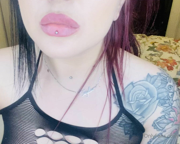 GODDESS TAYLOR aka Taylorhearts_xx OnlyFans - Applying my Lipstick who’s got a lipstick fetish