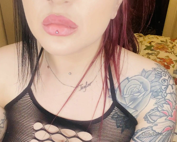 GODDESS TAYLOR aka Taylorhearts_xx OnlyFans - Applying my Lipstick who’s got a lipstick fetish