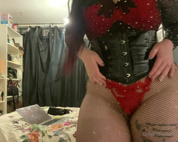 GODDESS TAYLOR aka Taylorhearts_xx OnlyFans - 10 mins of edging for my body & ass Comment below how far you got into the clip & how many edges