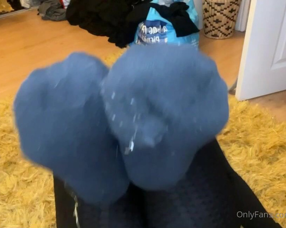 GODDESS TAYLOR aka Taylorhearts_xx OnlyFans - Worship my dirty feet and sweaty gym socks Loser ! ( 5 mins )