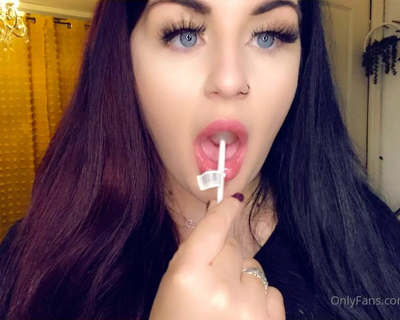 GODDESS TAYLOR aka Taylorhearts_xx OnlyFans - Lucky boy gets my spit lolly 1