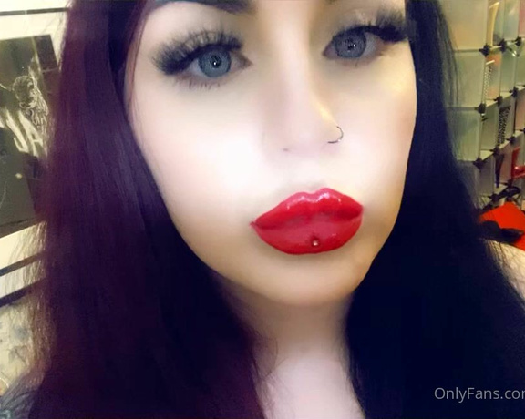 GODDESS TAYLOR aka Taylorhearts_xx OnlyFans - My lips turn you on 2