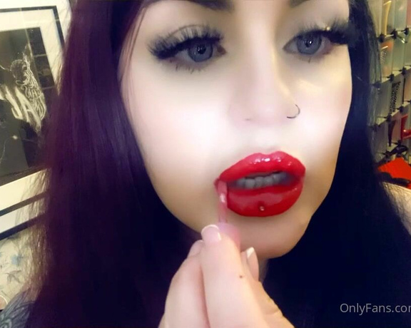 GODDESS TAYLOR aka Taylorhearts_xx OnlyFans - My lips turn you on 2