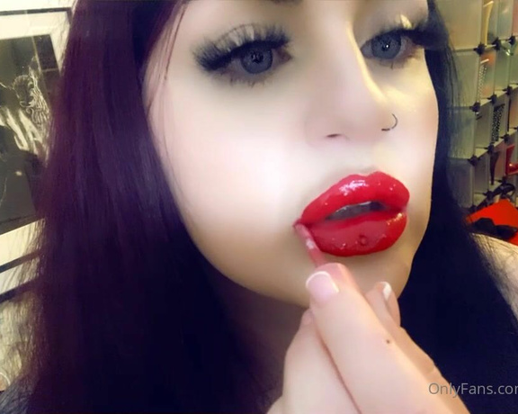 GODDESS TAYLOR aka Taylorhearts_xx OnlyFans - My lips turn you on 2