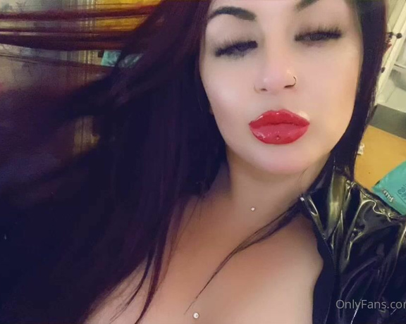 GODDESS TAYLOR aka Taylorhearts_xx OnlyFans - Nipple slip