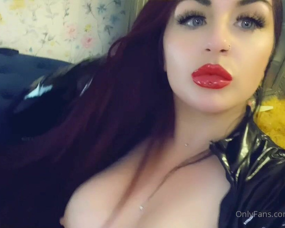 GODDESS TAYLOR aka Taylorhearts_xx OnlyFans - Nipple slip