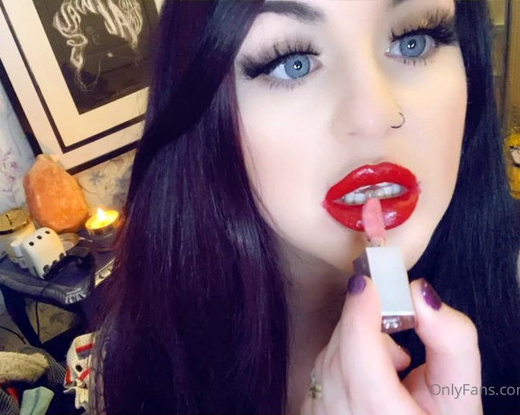 GODDESS TAYLOR aka Taylorhearts_xx OnlyFans - Lips are your weakness