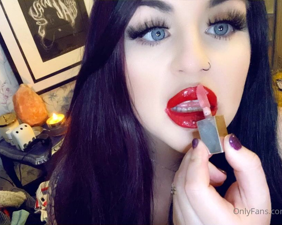 GODDESS TAYLOR aka Taylorhearts_xx OnlyFans - Lips are your weakness