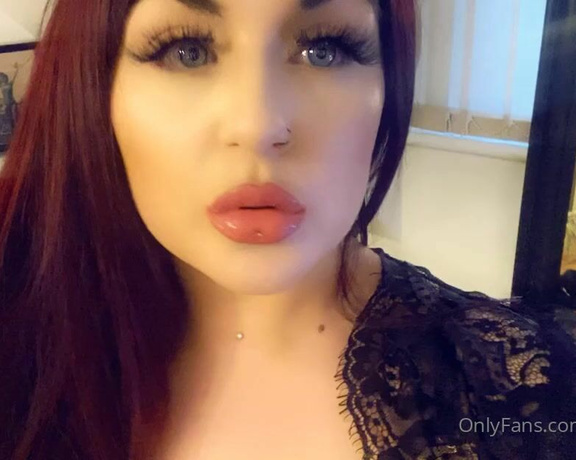 GODDESS TAYLOR aka Taylorhearts_xx OnlyFans - Expensive Lace robe & big ass