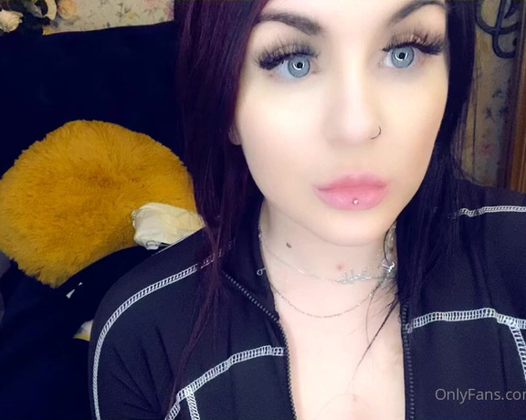 GODDESS TAYLOR aka Taylorhearts_xx OnlyFans - Lipstick ruins you