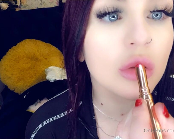 GODDESS TAYLOR aka Taylorhearts_xx OnlyFans - Lipstick ruins you