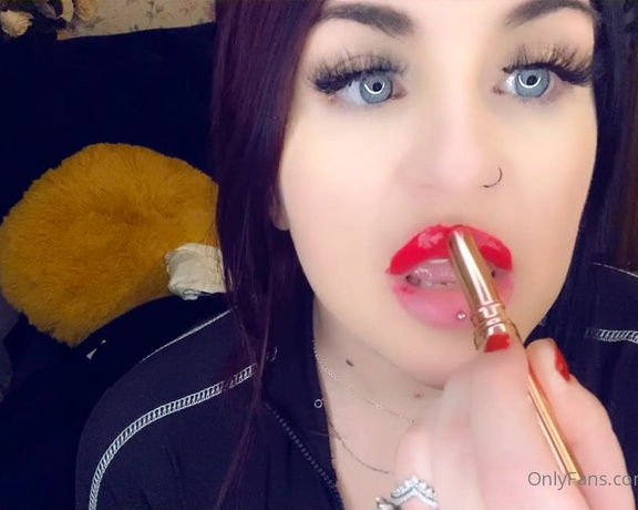 GODDESS TAYLOR aka Taylorhearts_xx OnlyFans - Lipstick ruins you