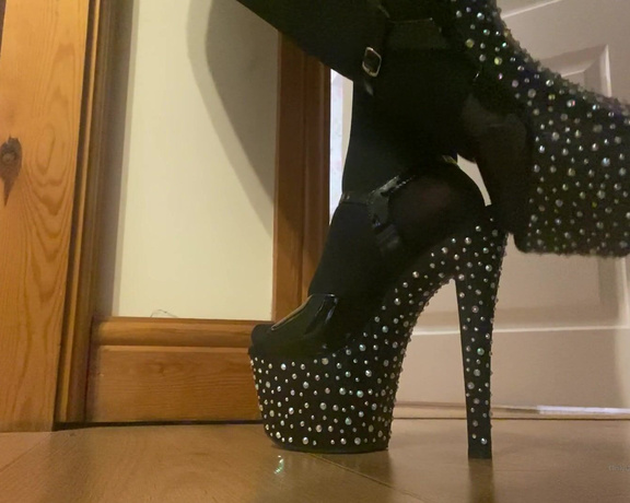 GODDESS TAYLOR aka Taylorhearts_xx OnlyFans - You want me to trample your balls in my heels don’t you ( 2 mins )