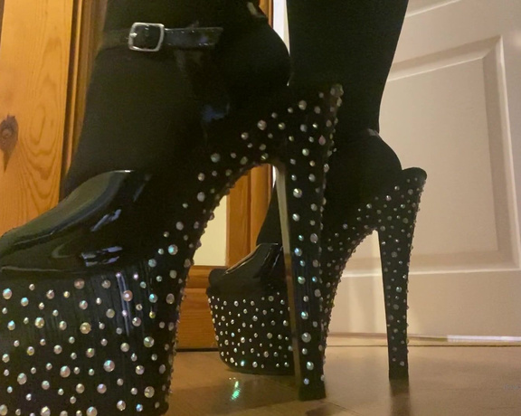 GODDESS TAYLOR aka Taylorhearts_xx OnlyFans - You want me to trample your balls in my heels don’t you ( 2 mins )