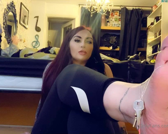 GODDESS TAYLOR aka Taylorhearts_xx OnlyFans - Worship my feet locked cuck