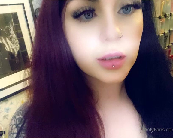 GODDESS TAYLOR aka Taylorhearts_xx OnlyFans - My lips turn you on 1