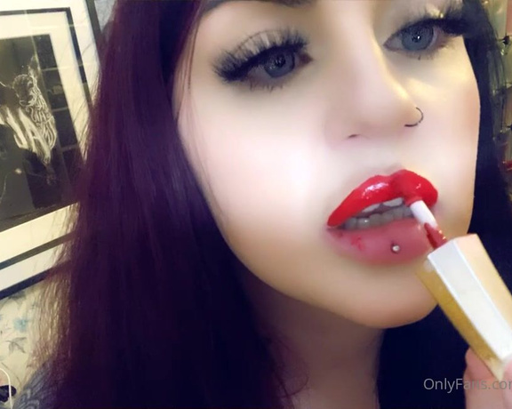 GODDESS TAYLOR aka Taylorhearts_xx OnlyFans - My lips turn you on 1