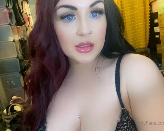 GODDESS TAYLOR aka Taylorhearts_xx OnlyFans - Laughing at you scraping together the bill money whilst pumping your cash to me 4 videos 1