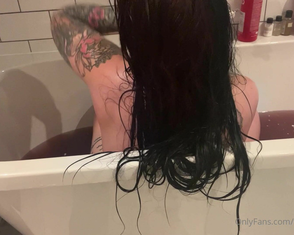 GODDESS TAYLOR aka Taylorhearts_xx OnlyFans - Betas only deserve this bath view !!!