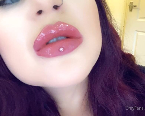 GODDESS TAYLOR aka Taylorhearts_xx OnlyFans - Poison lips, would you kiss