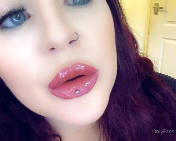 GODDESS TAYLOR aka Taylorhearts_xx OnlyFans - Poison lips, would you kiss