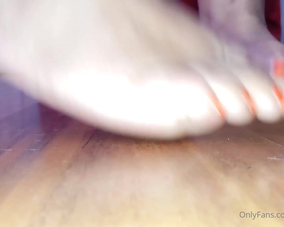 Thickpuertoricansoles aka Thickprsoles OnlyFans - I know how much you love hearing my soles slap on the floor as I walk