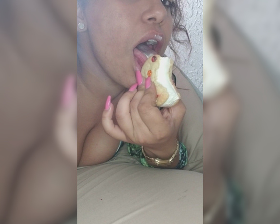 Thickpuertoricansoles aka Thickprsoles OnlyFans - Hmm who has a hand mouth fetish watch me suck my ice cream fingers and titts!