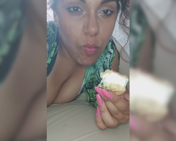 Thickpuertoricansoles aka Thickprsoles OnlyFans - Hmm who has a hand mouth fetish watch me suck my ice cream fingers and titts!